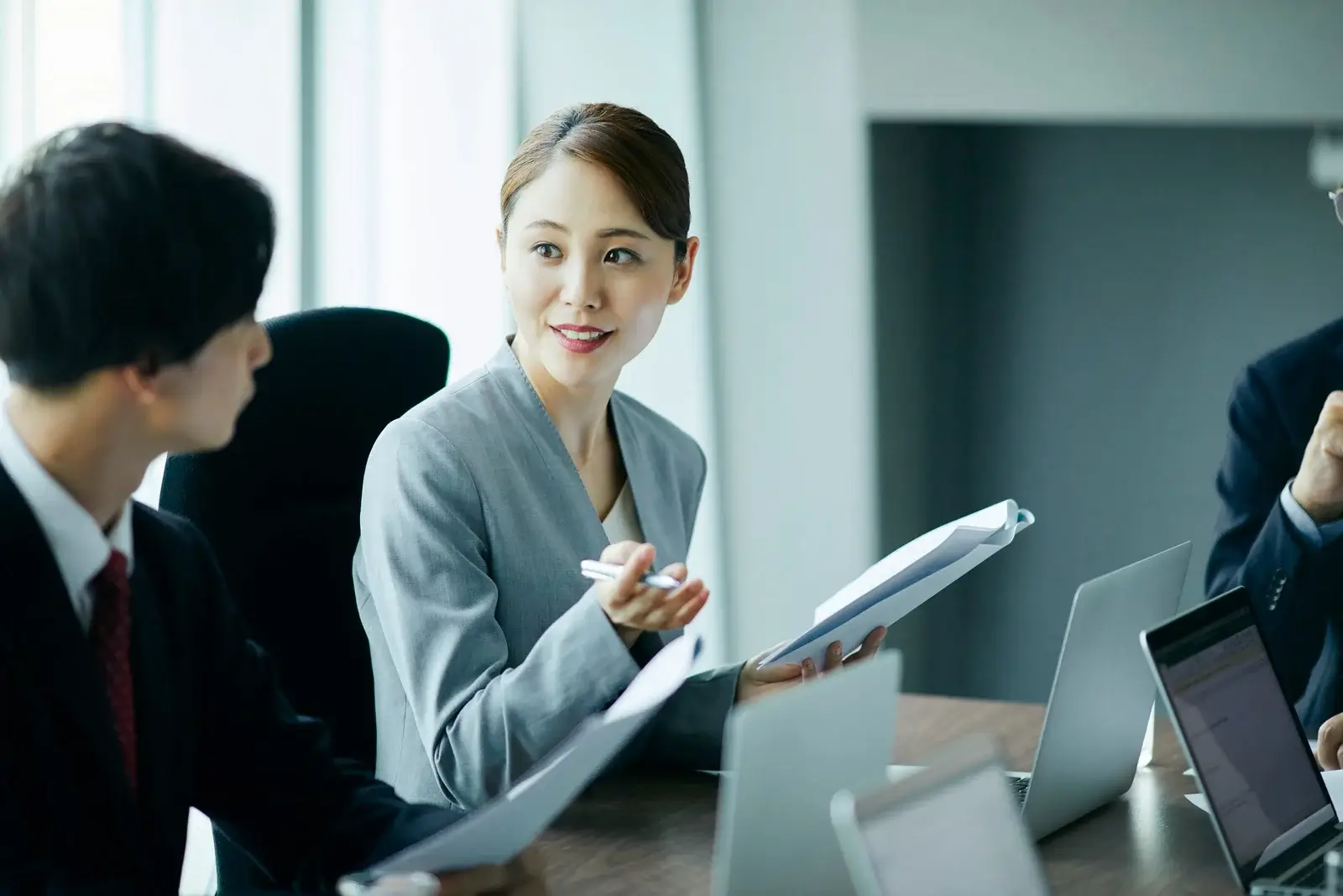 後継者が経営者として自立するには5〜10年以上の育成期間と長期的投資が必要と、ファミリーオフィスは説明する。