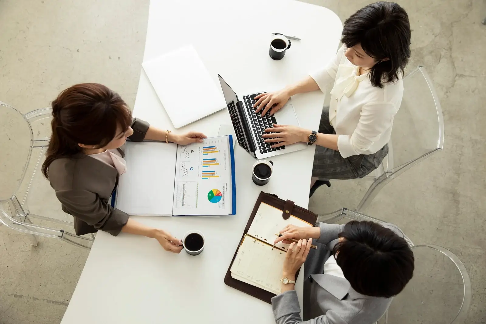 投資信託への信託報酬の安さだけを重視するのではなく、あくまで長期的にインデックスを上回るリターンを出せるファンドを選ぶことが大切。