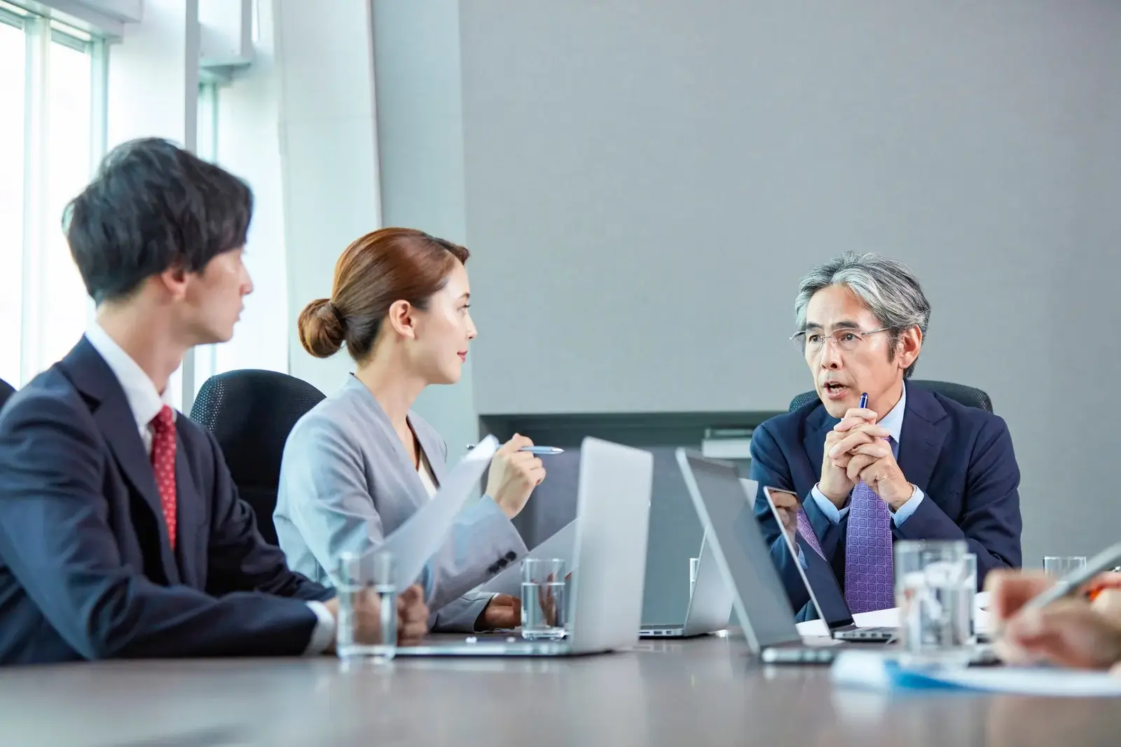 事業承継の必要性やリスクを経営者へわかりやすく伝えて、準備を促す専門家の役割。