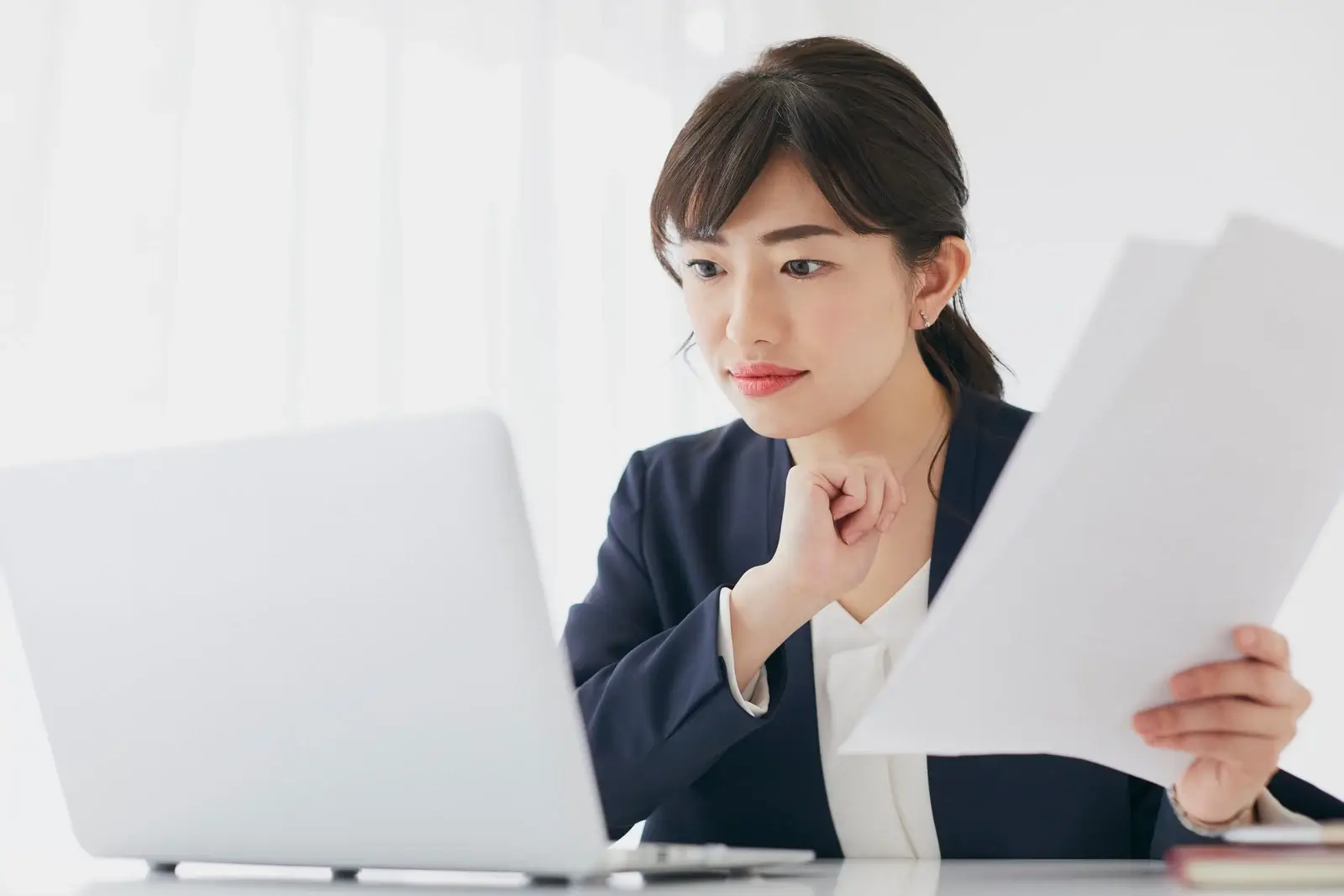 承継を成功させる戦略として、ファミリーオフィスは家族信託を活用した資産承継・管理機能の永続化と受益権の分離を提唱する。