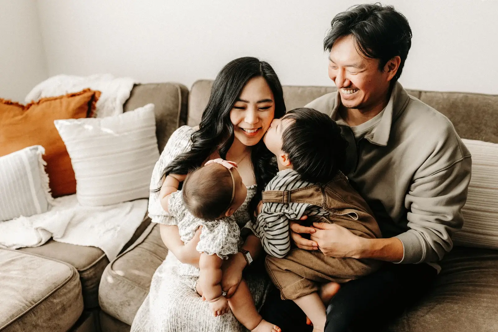 専門家と家族がファミリーミッション・ステートメント策定のステップを話し合う