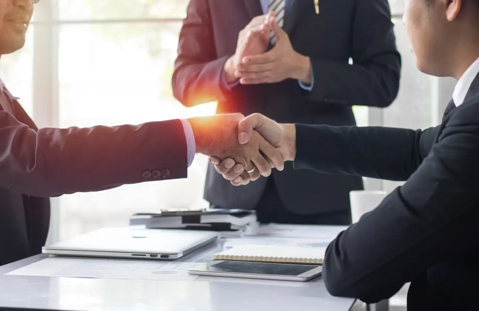 ファミリーオフィスが紹介する事業承継での不動産投資リスクと自社株譲渡による解決事例